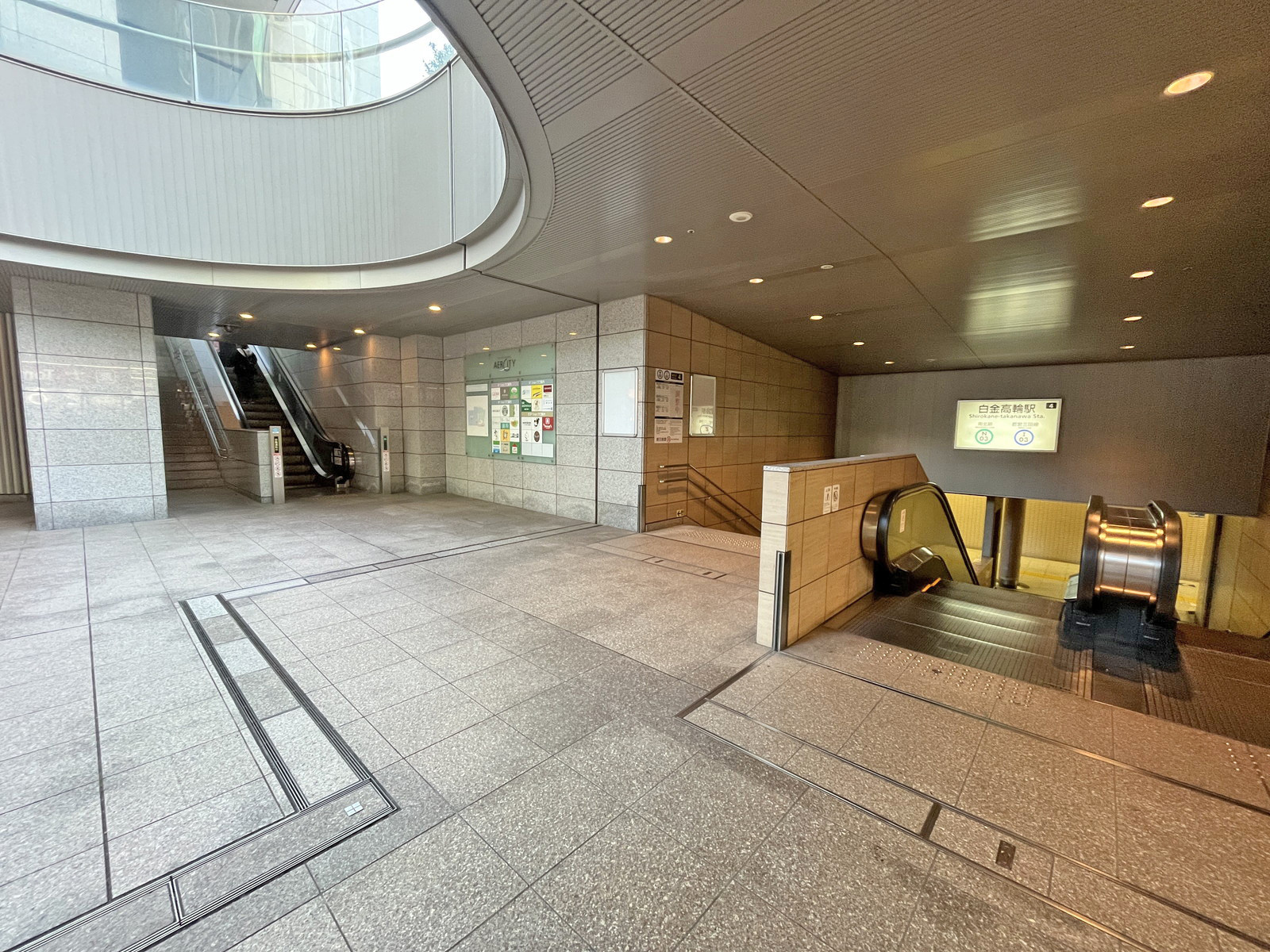 最寄りの「白金高輪駅」