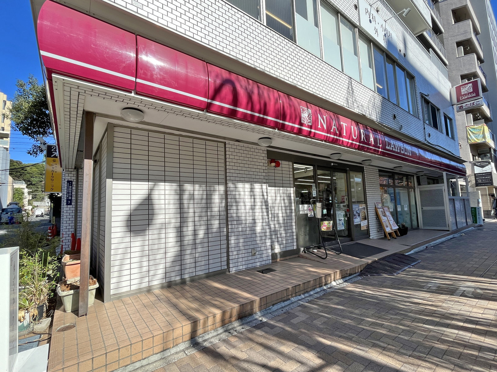 徒歩1分のナチュラルローソン東麻布三丁目店
