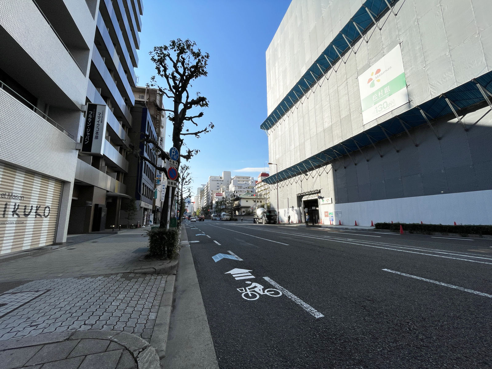 山岡ビル前面の通り