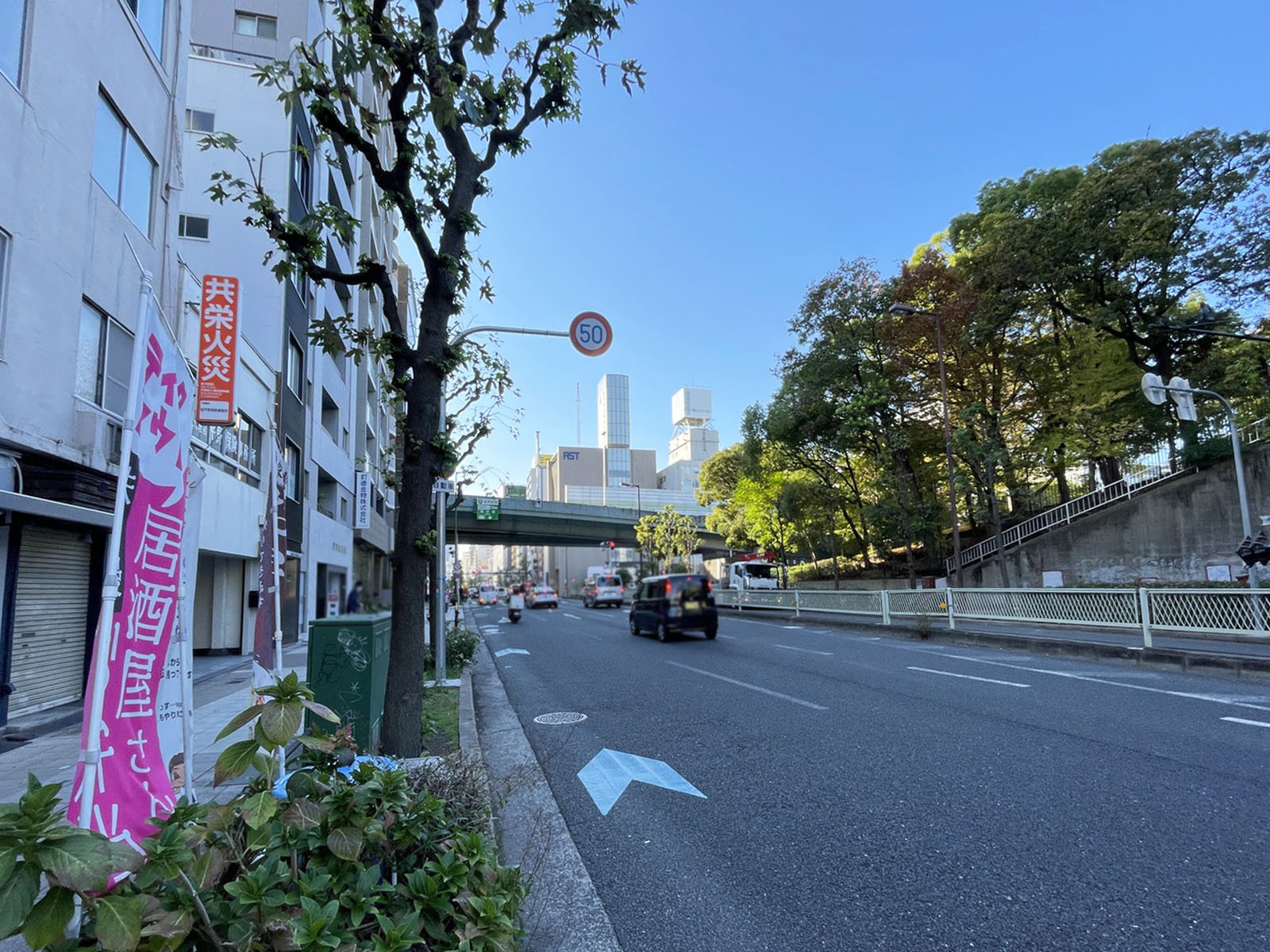 幸福相互扇町ビル前面の通り