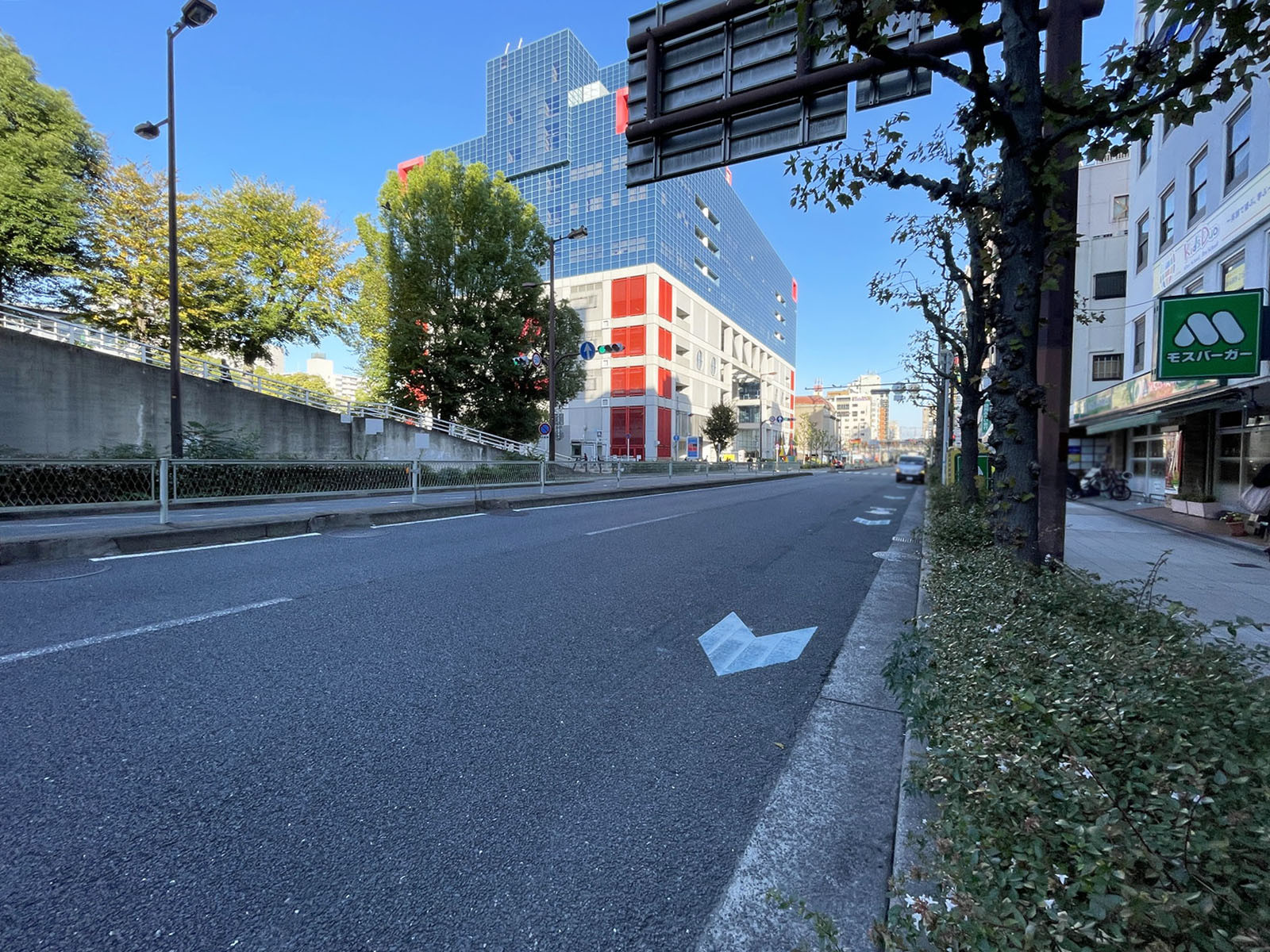 イトーピア扇町ビル前面の通り