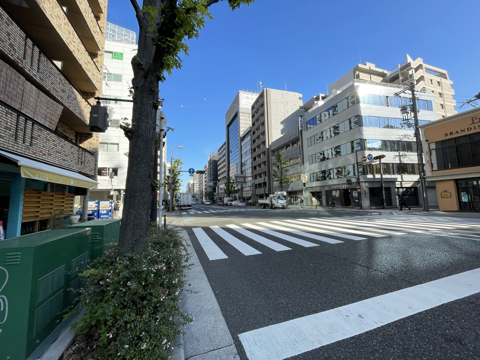 南森町エンシンビル前面の通り