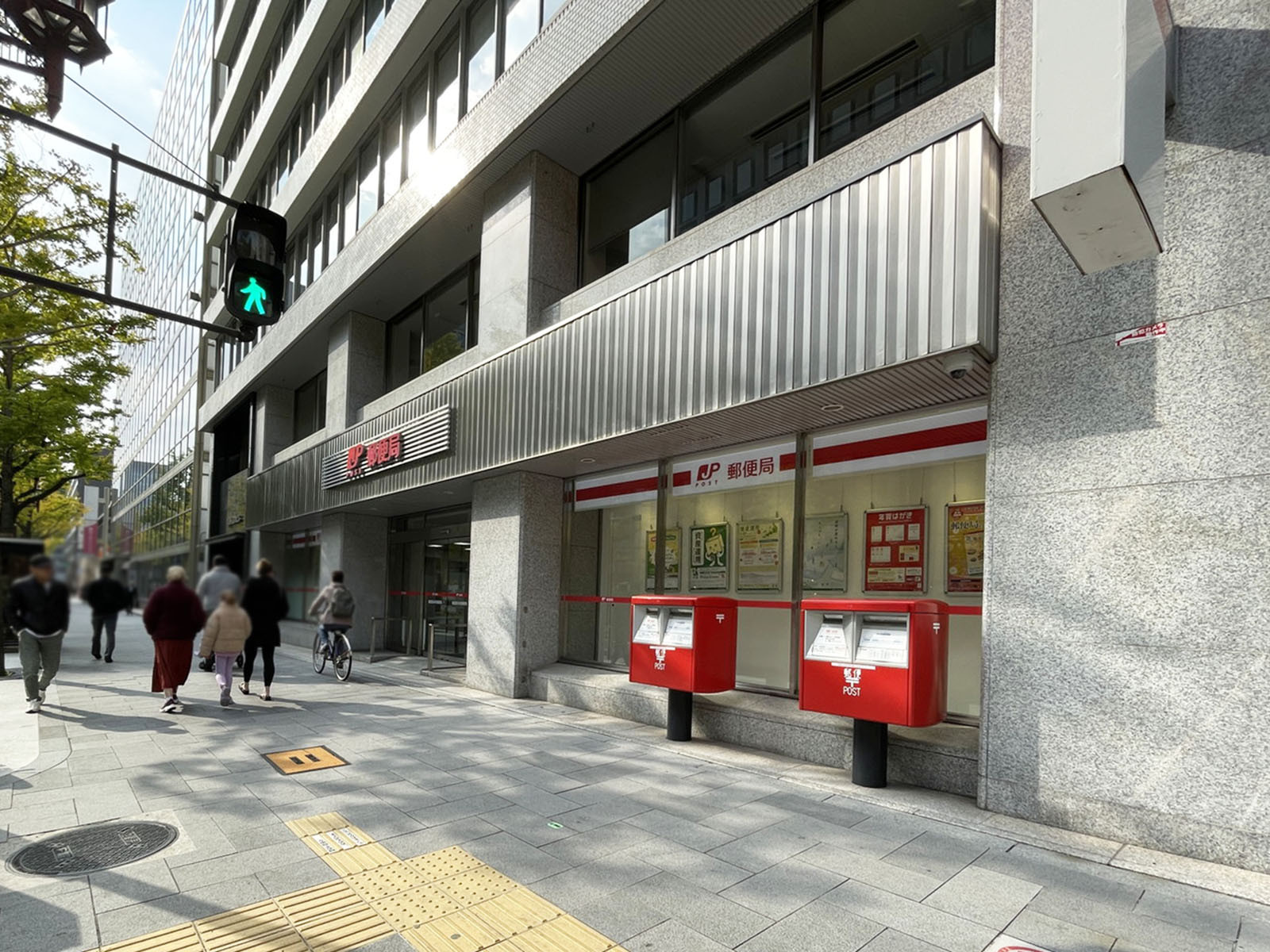 徒歩2分の御堂筋本町郵便局