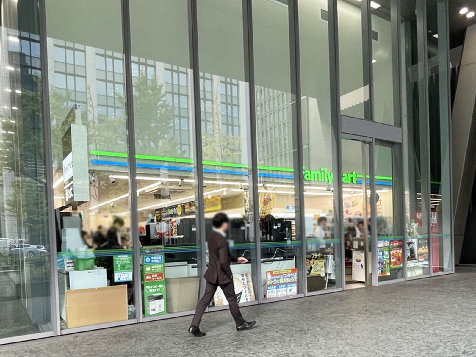 同じ通りにあるファミリーマート 伏見町四丁目店