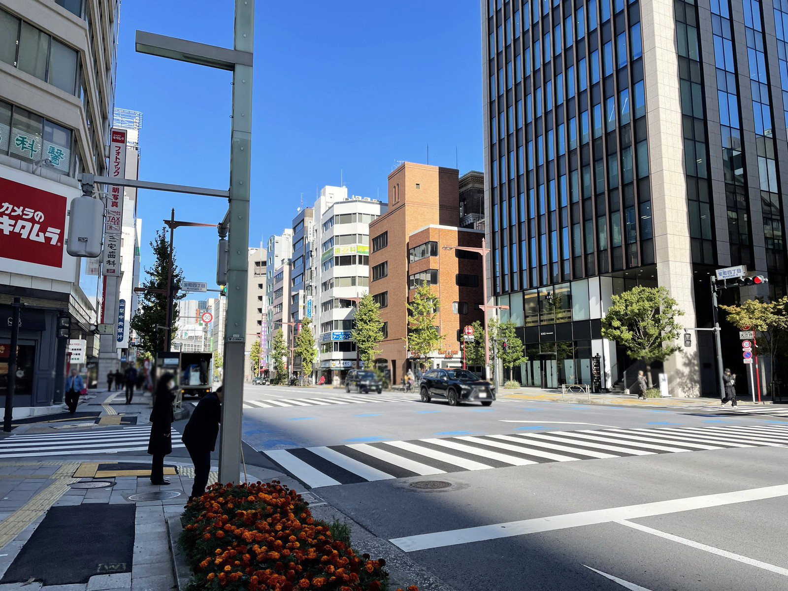 菱華ビルディング前面の中央通り