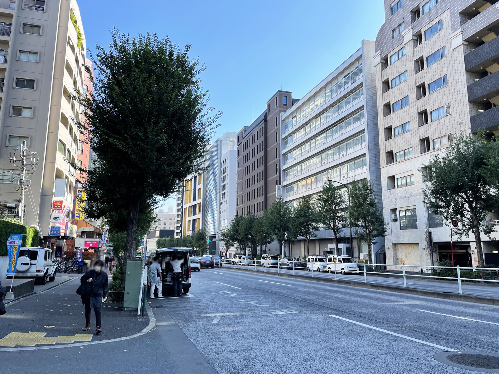 清水ビルディング前面の靖国通り