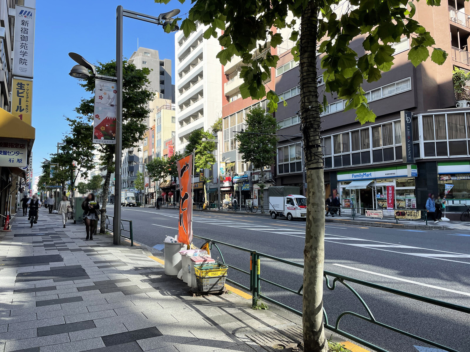 大橋御苑ビル前面の新宿通り