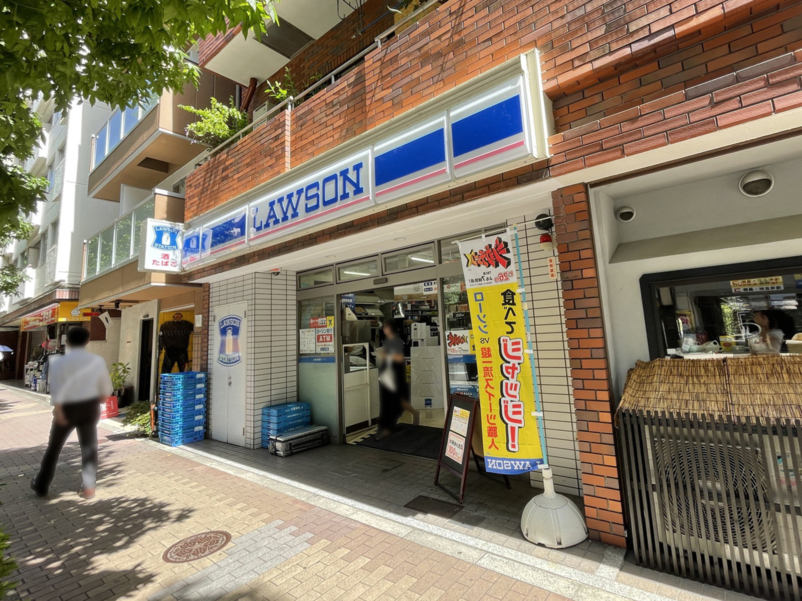 向かいのローソンH新宿御苑北店
