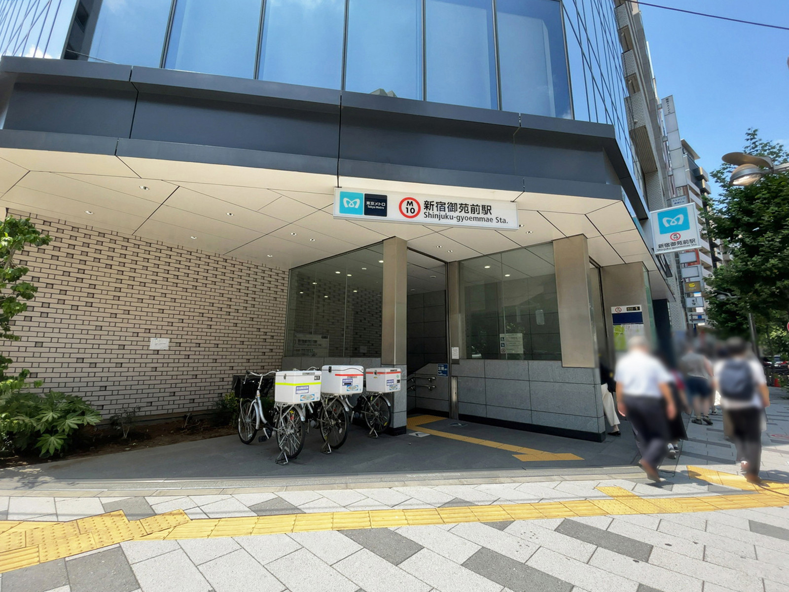 最寄りの「新宿御苑前駅」
