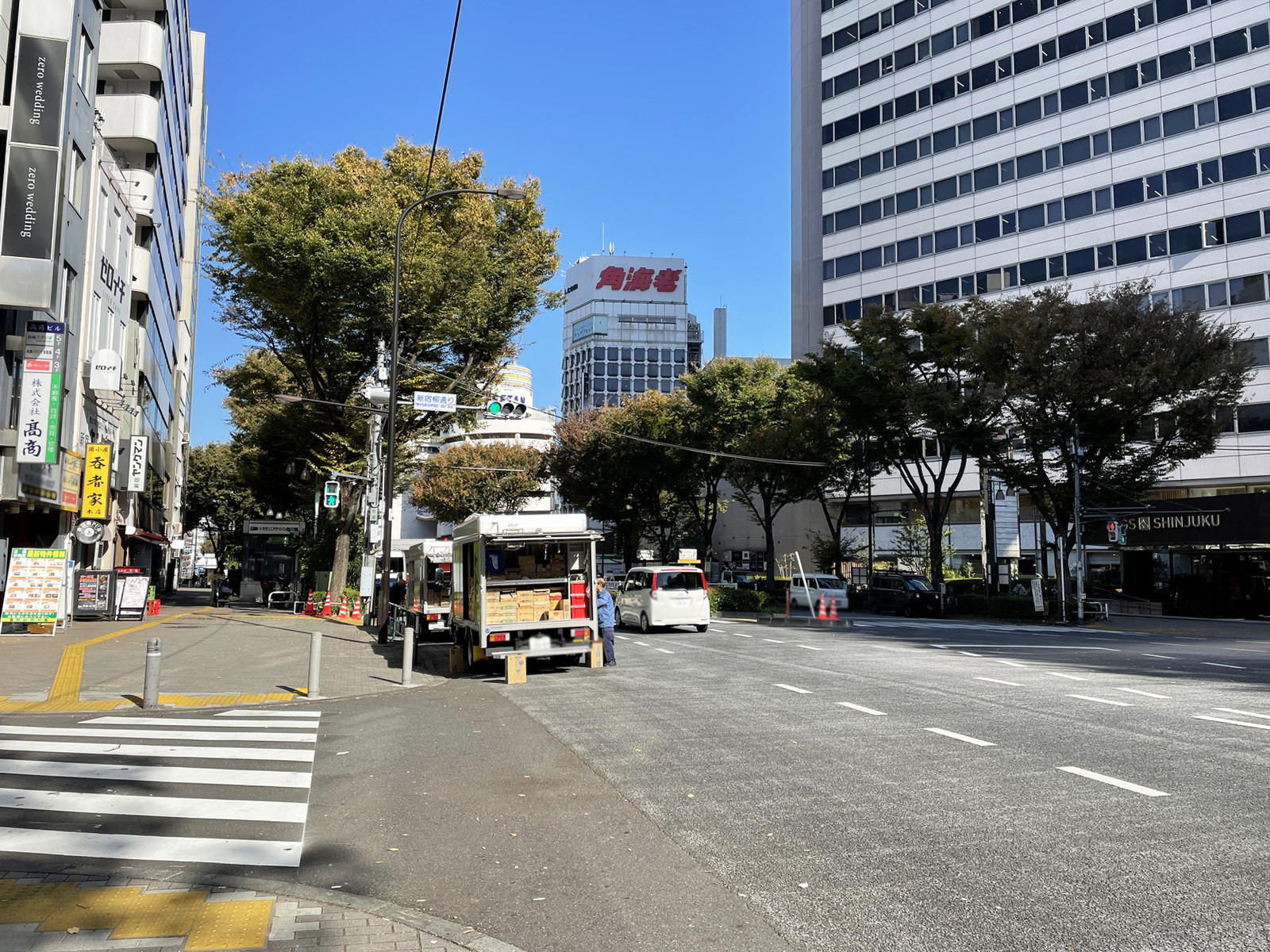 アコード新宿ビル前面の御苑通り