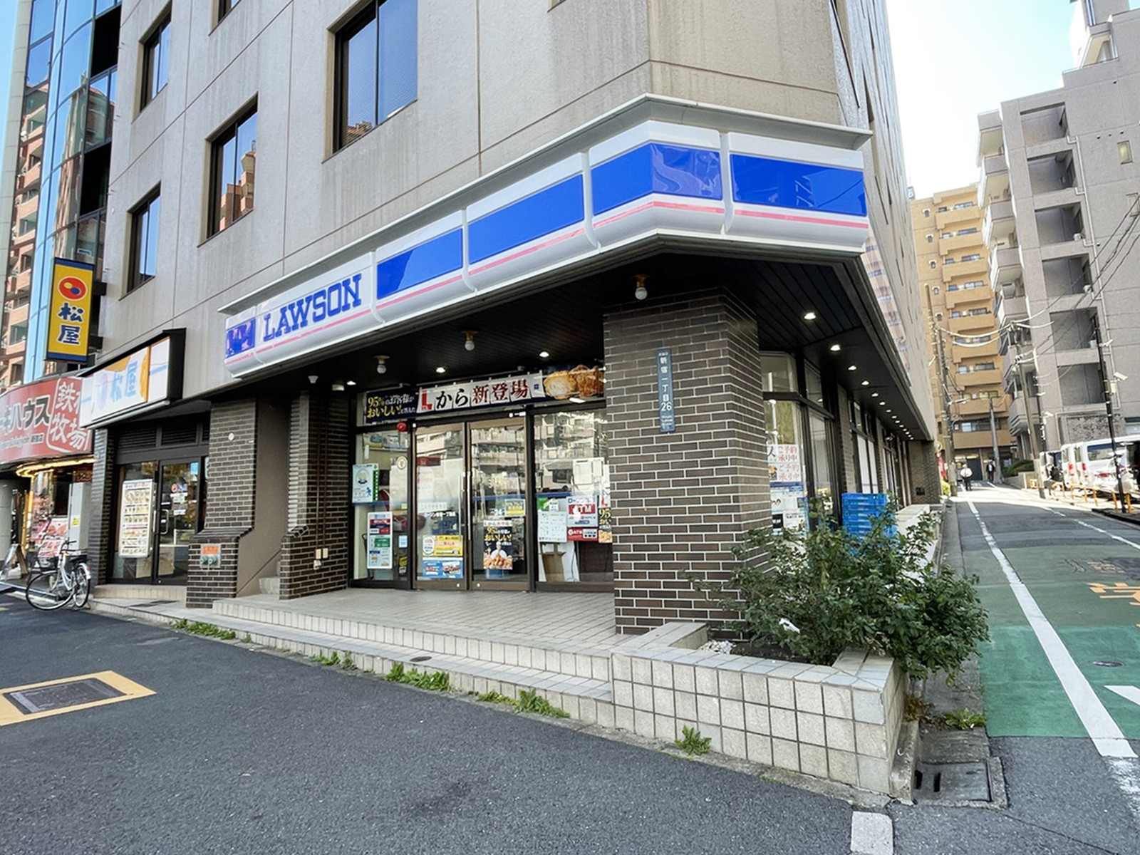 徒歩2分のローソン 新宿一丁目店