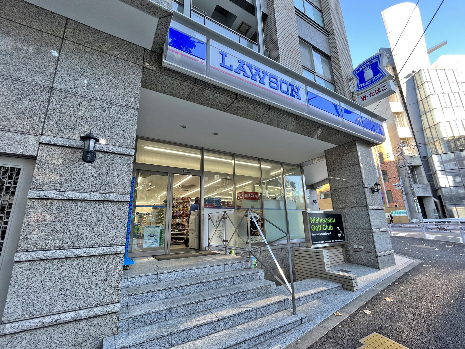 向かいの通りのローソン西麻布一丁目店