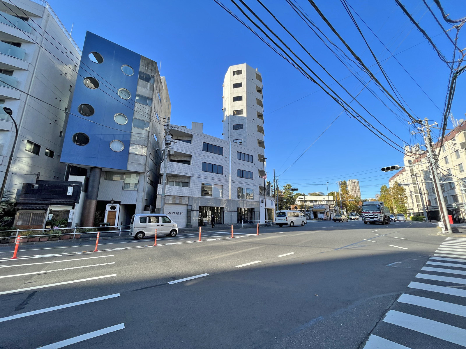 西麻布伊東ビル前面通り