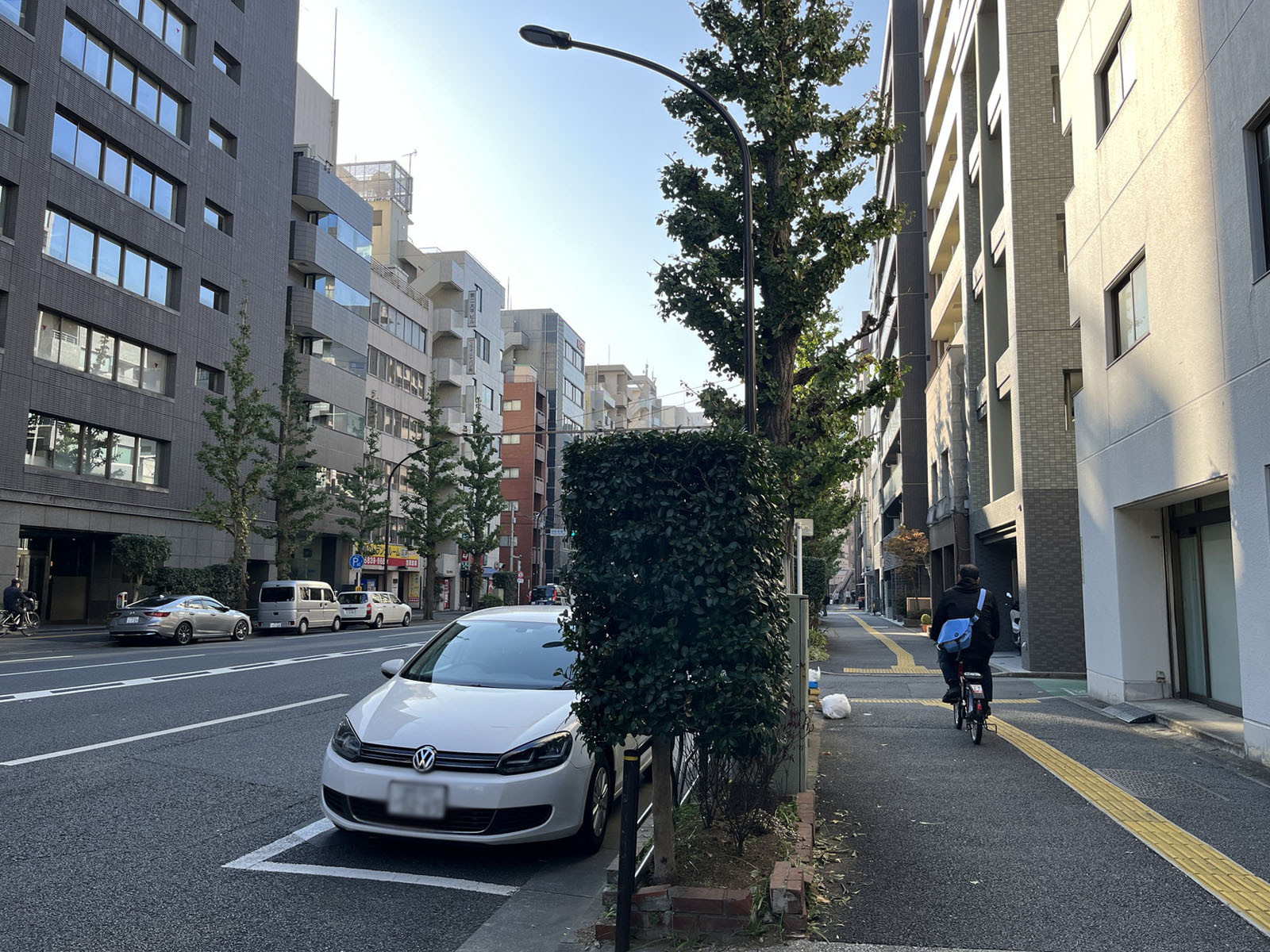 オフィスビル前面の通り