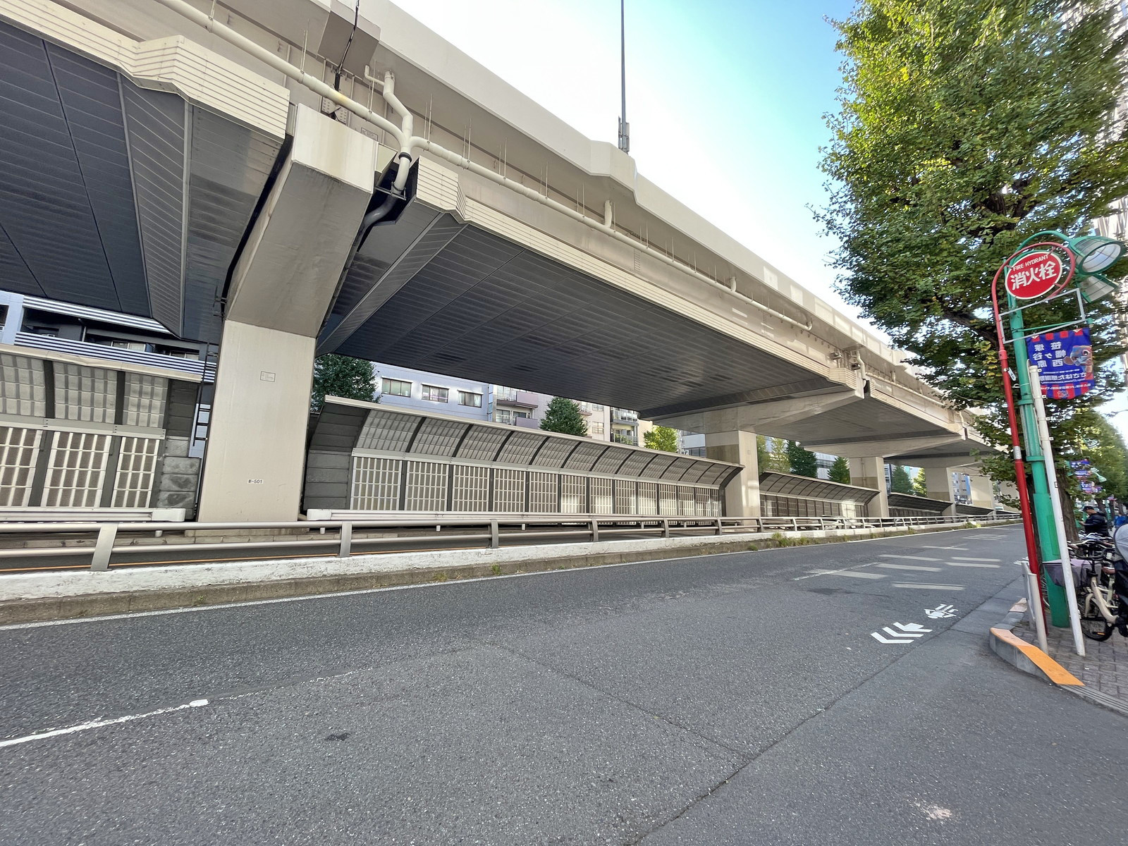 いちご笹塚ビル前面の甲州街道