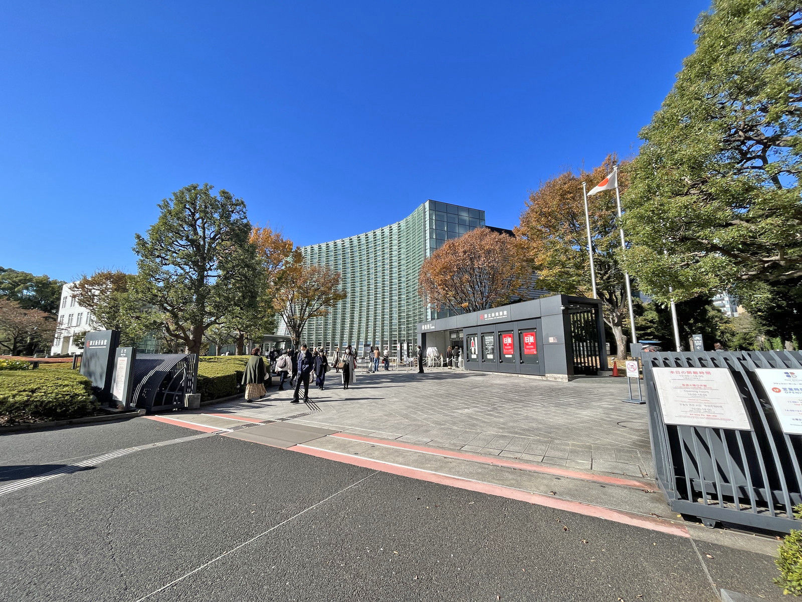 隣の国立新美術館