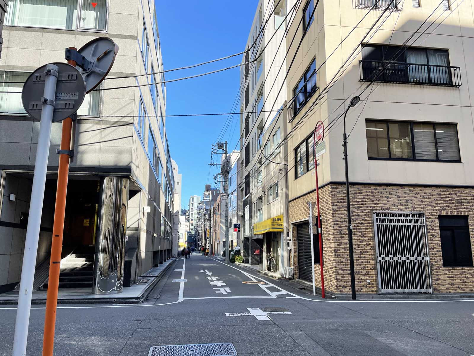 蛎殻町ビル前面の通り