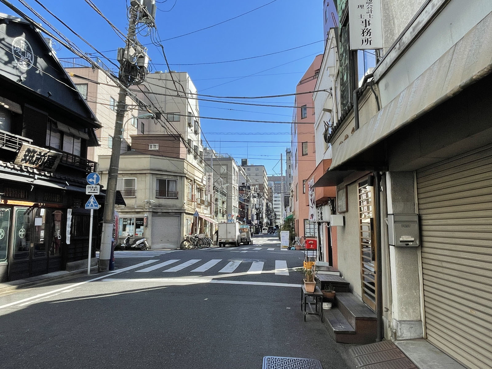 大江戸アクセスビル前面の通り