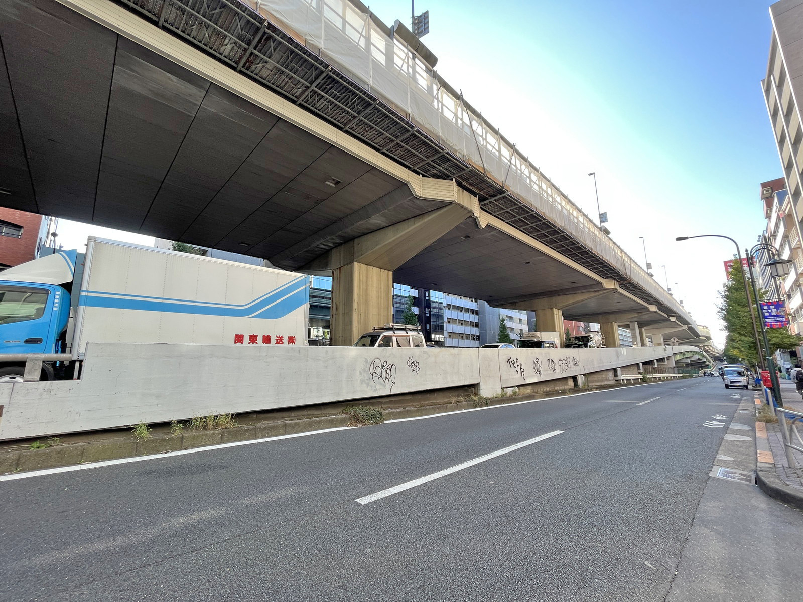 リードシー幡ヶ谷ビル前面の甲州街道