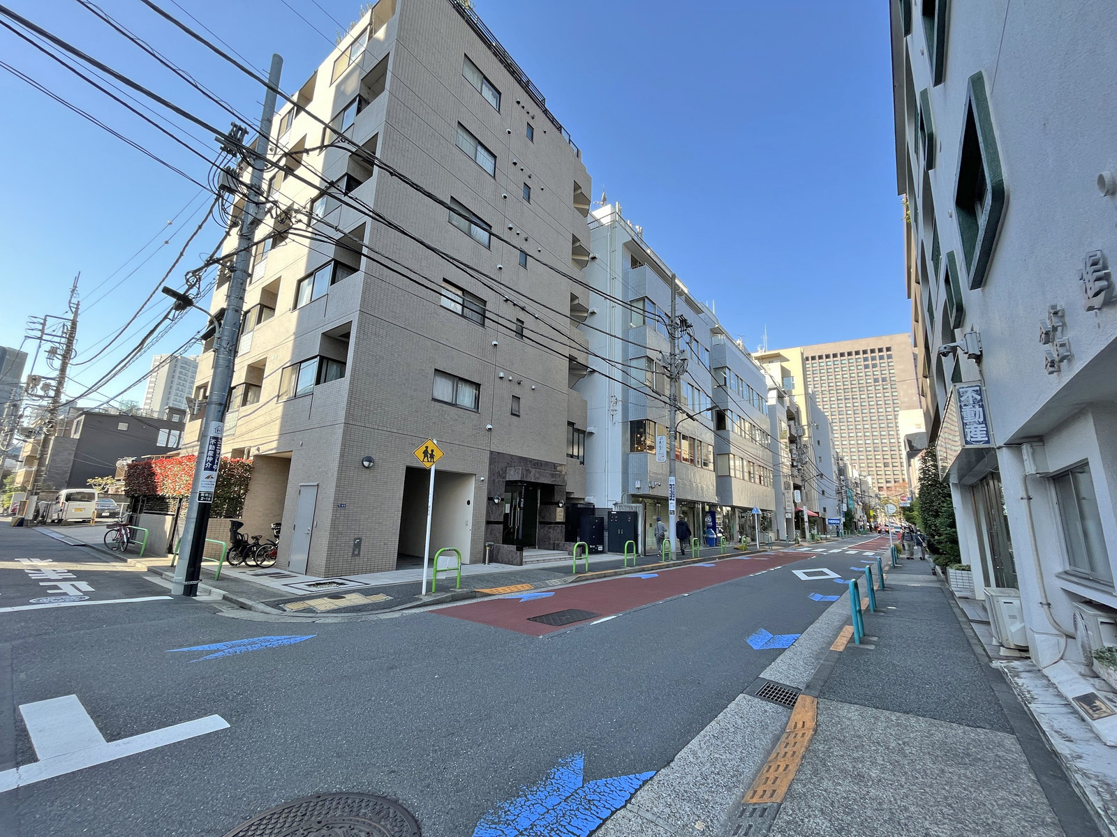 モーリンビル前面の青山墓地通り