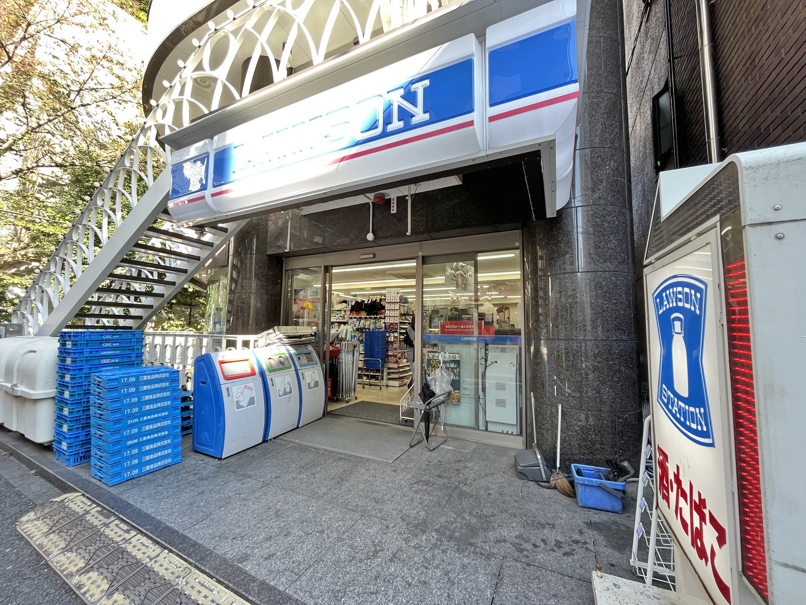 徒歩3分のローソン南青山二丁目店
