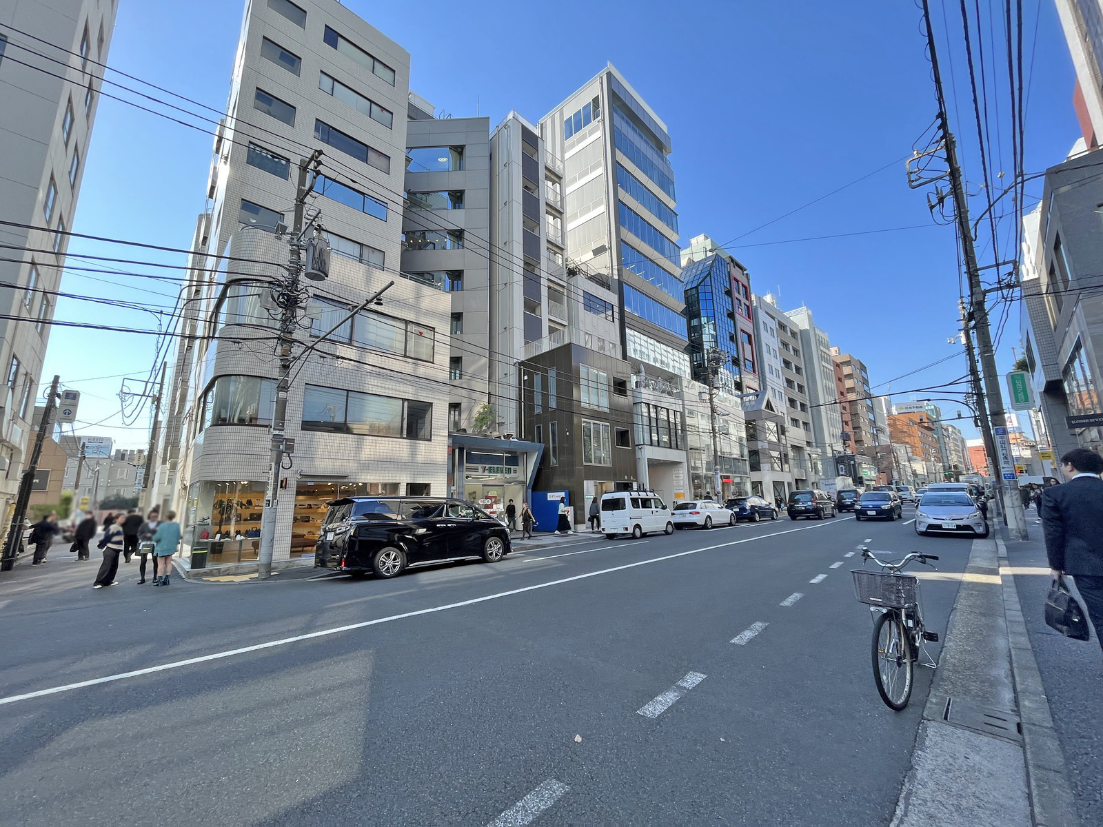 Barbizon104前面の骨董通り