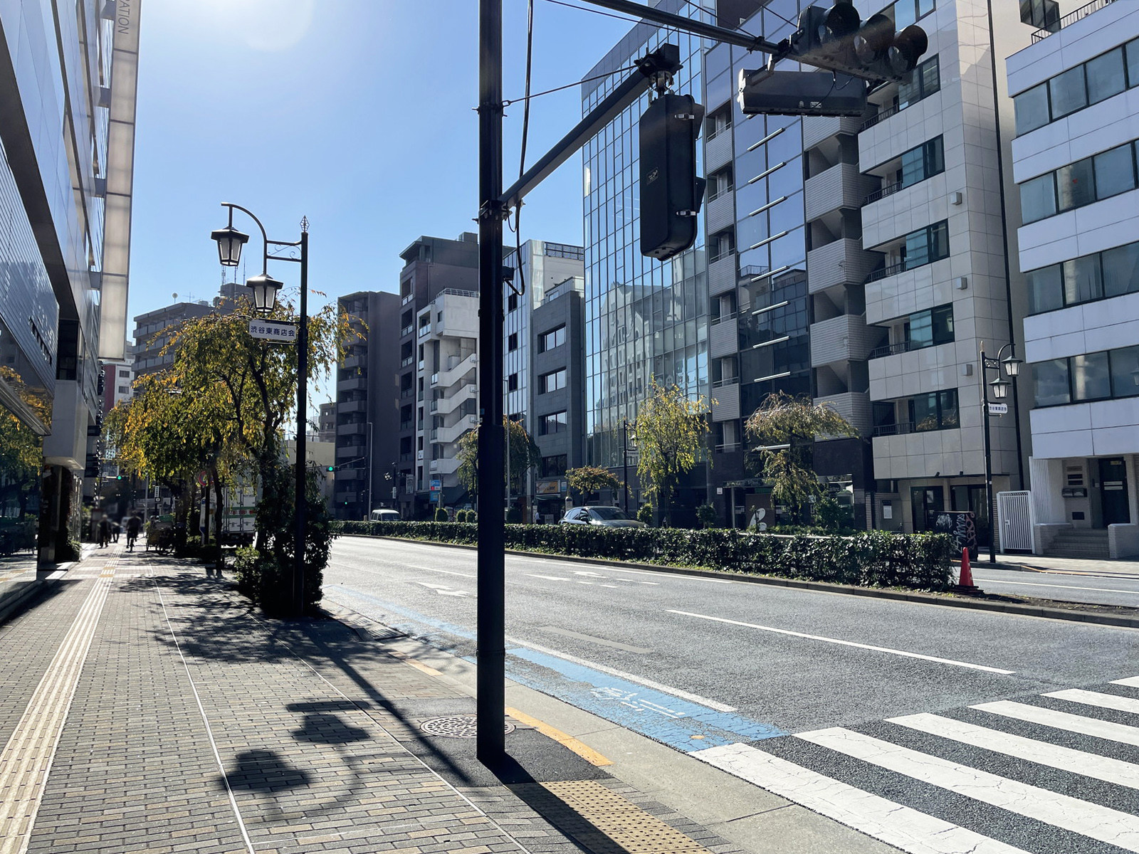 JP-BASE渋谷前面の明治通り