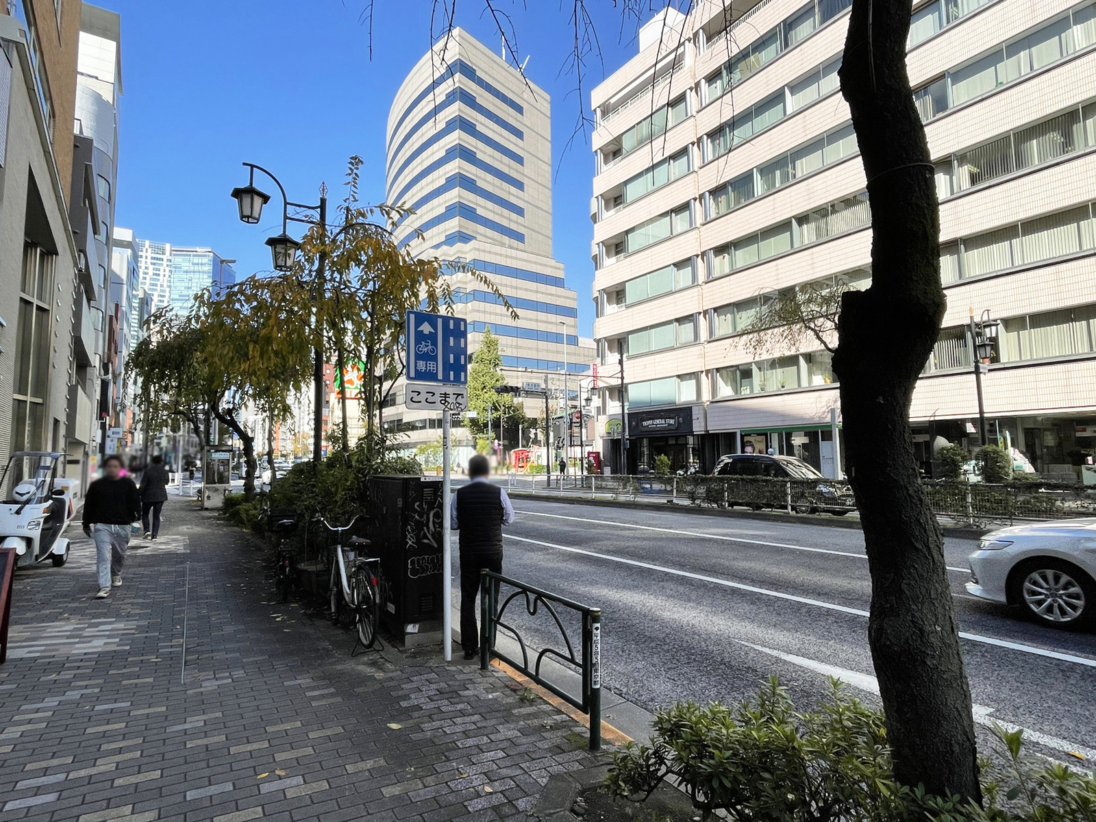 タゴシンビル前面の明治通り