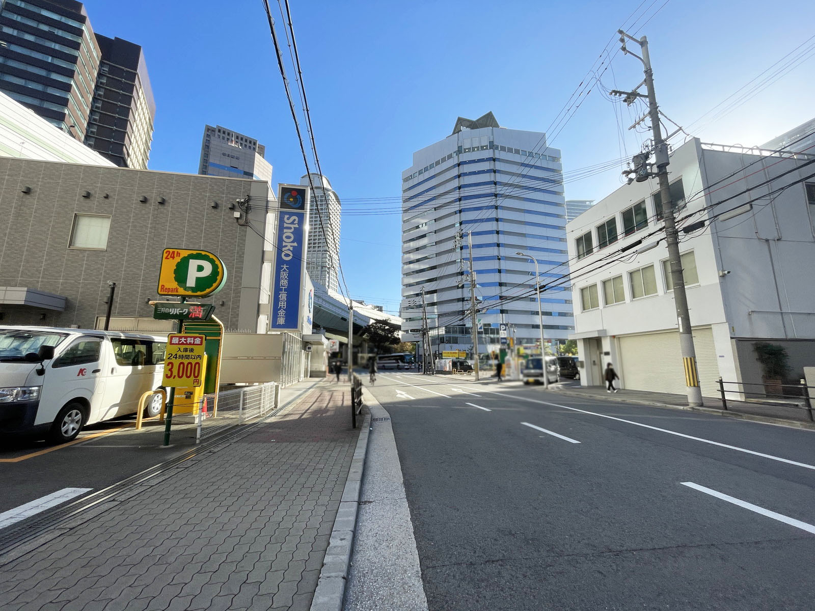 エスティー西梅田ビル前面の通り