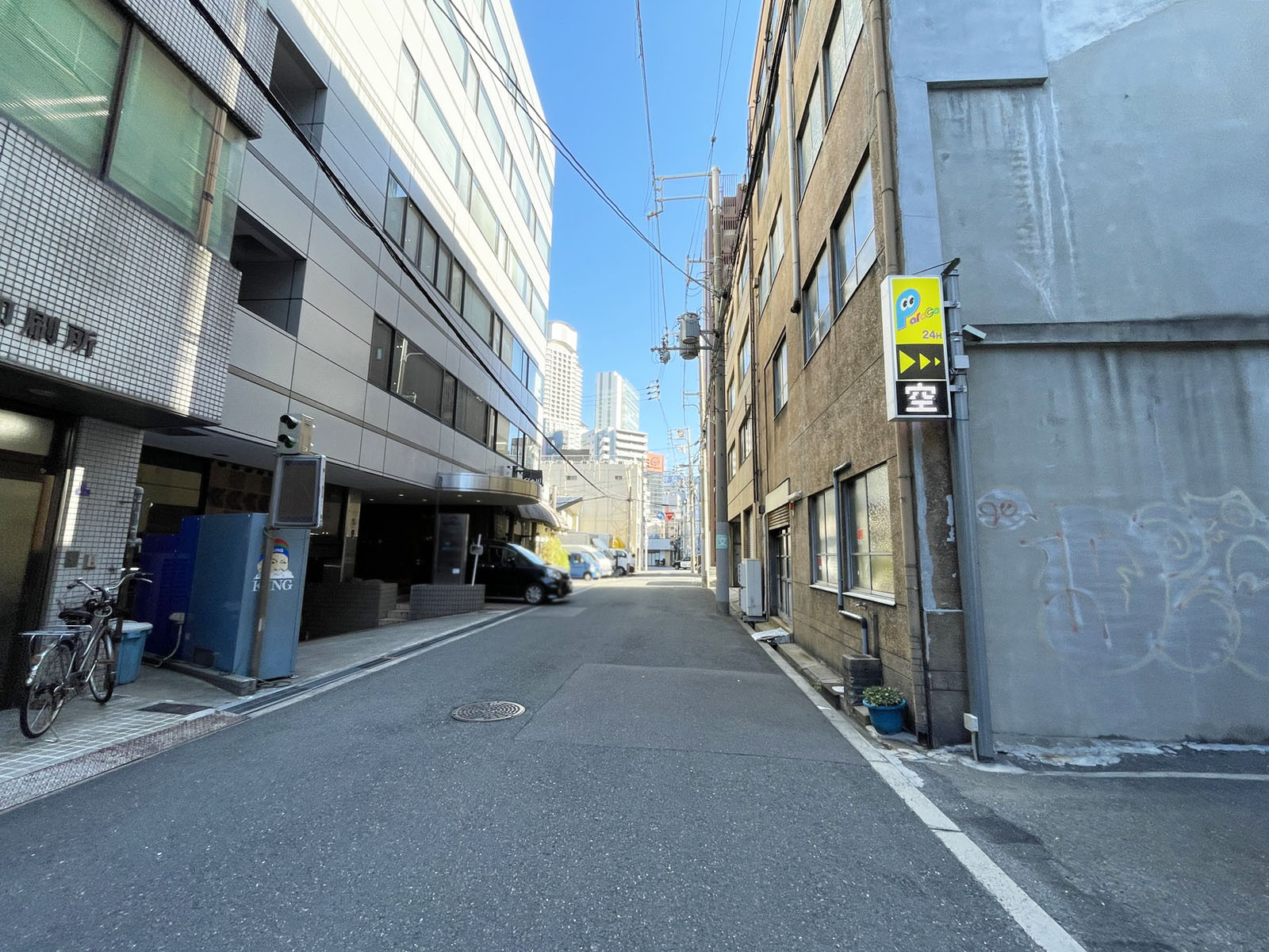 セントラル70ビル前面の通り