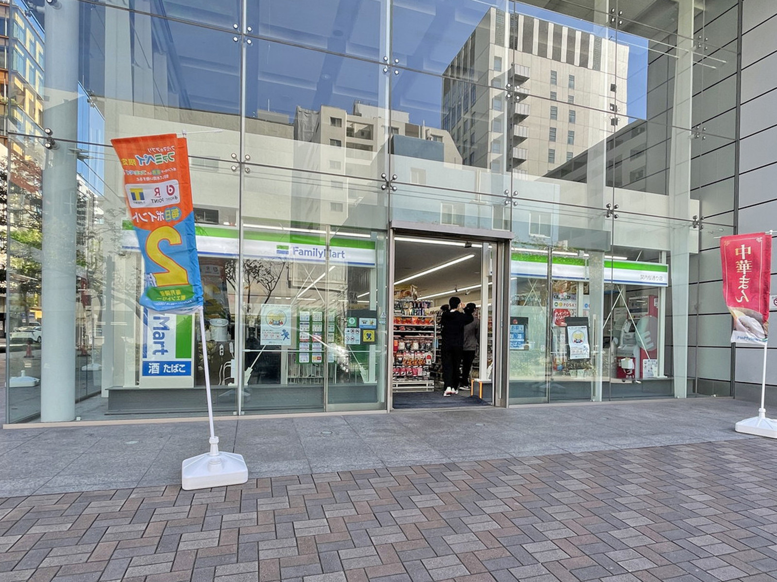向かいのファミリーマート関内桜通り店