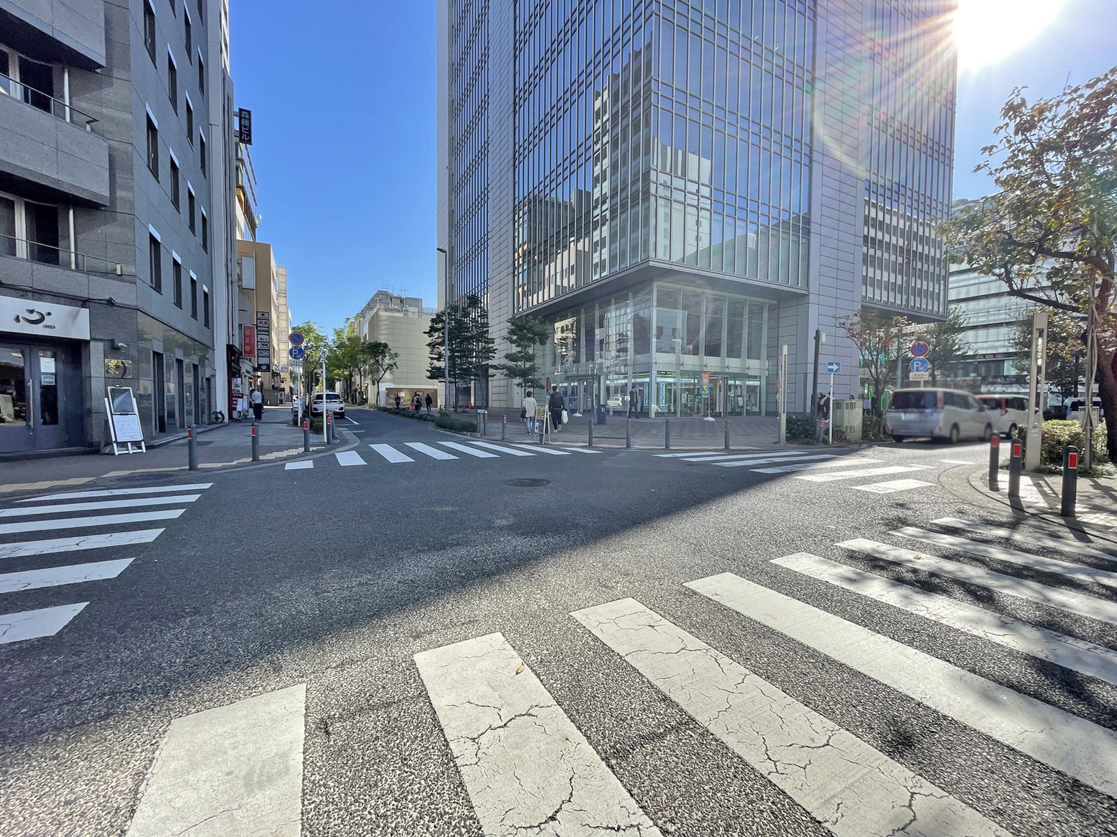 弁三ビル前面の通り