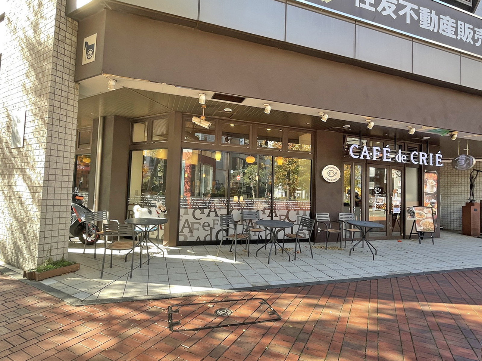 向かいのカフェ・ド・クリエ馬車道店
