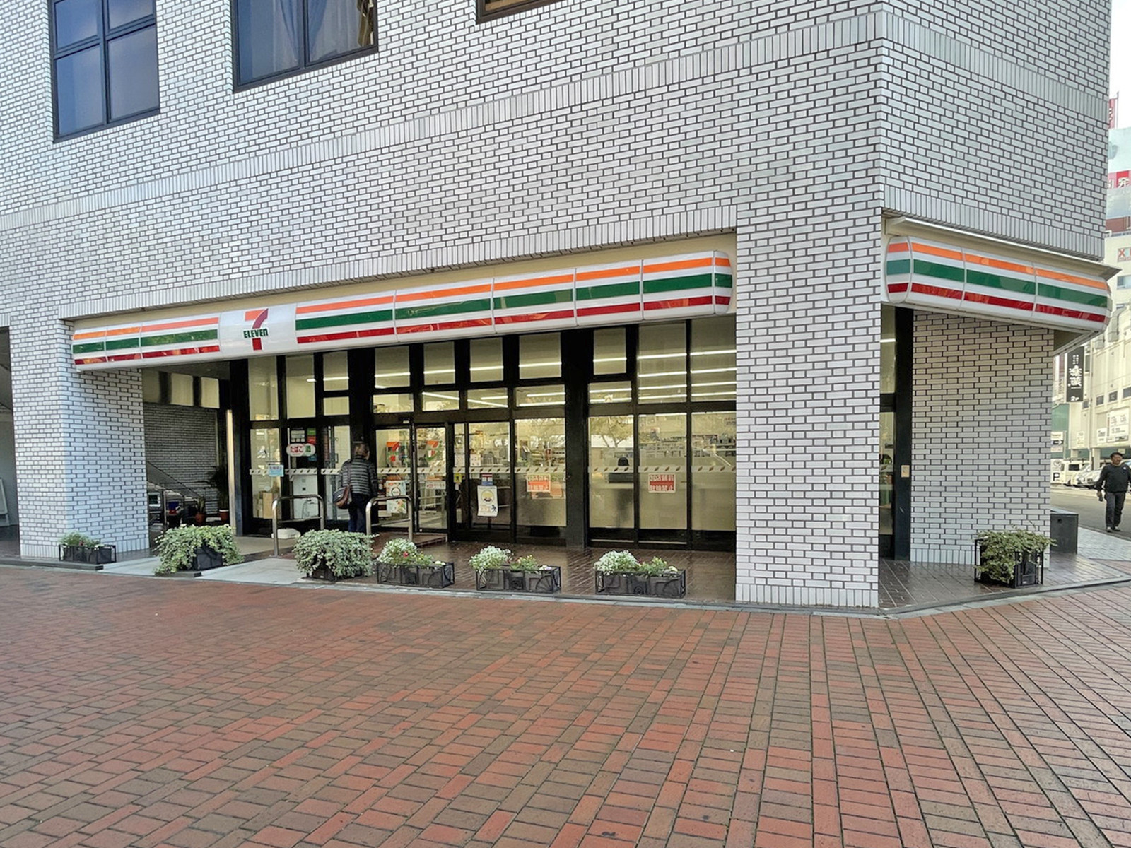 並びにあセブンイレブン横浜真砂町4丁目店