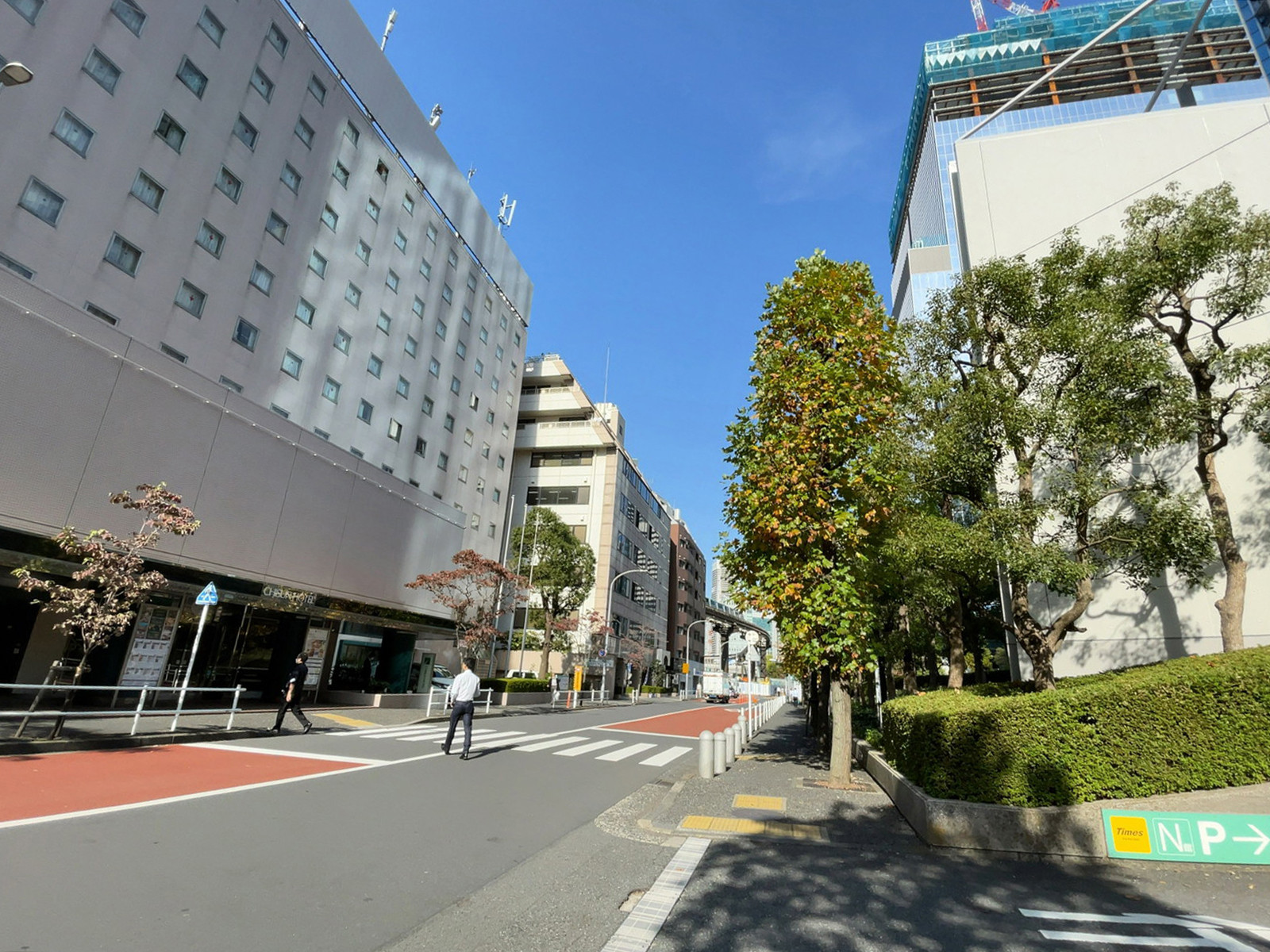 シーバンスN館前面の通り