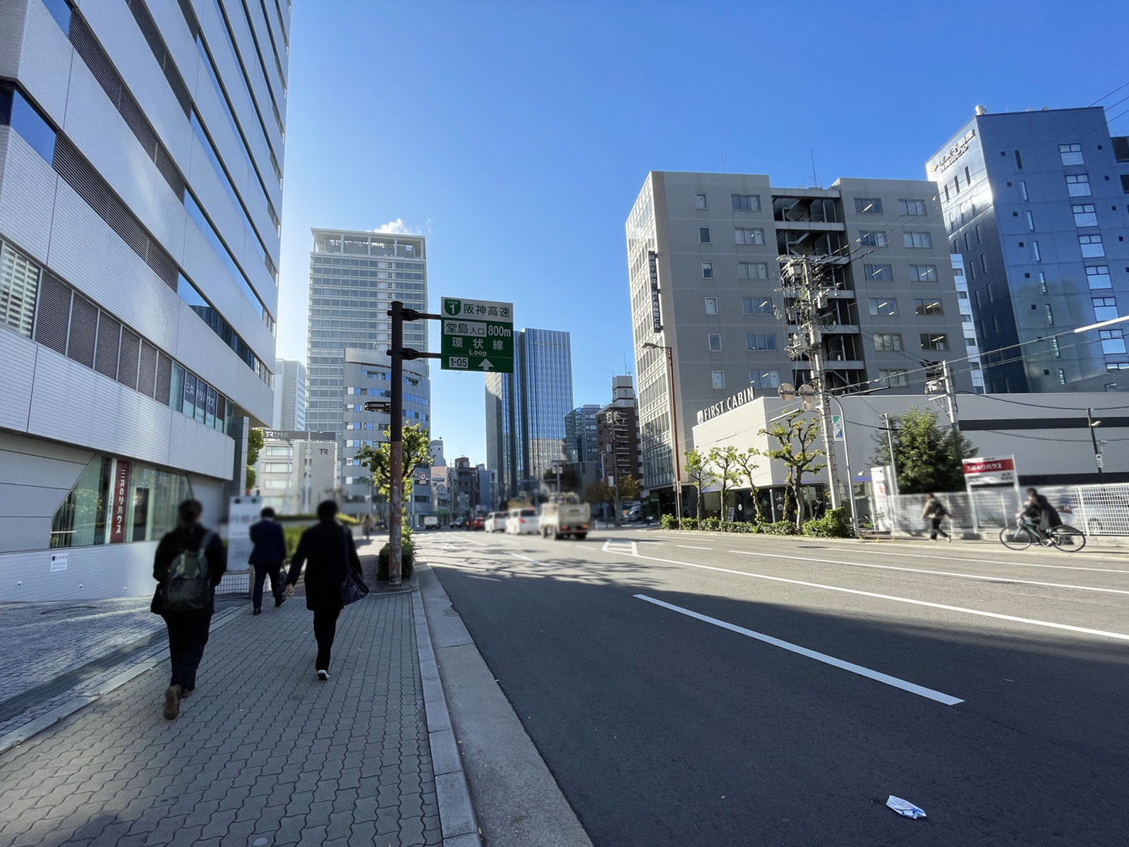 パシフィックマークス西梅田前面の通り