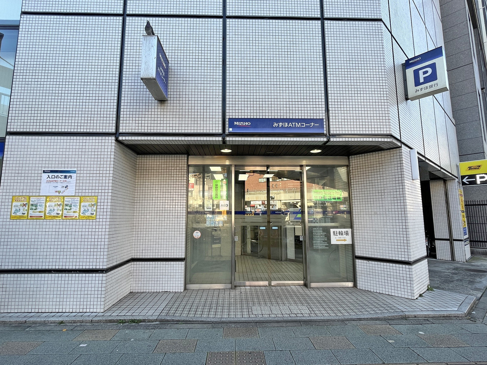 同じ並びのみずほ銀行亀戸支店