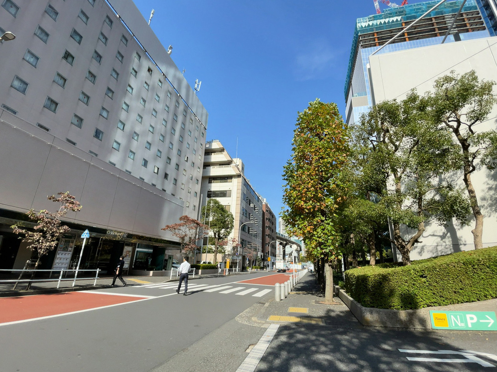 シーバンスS館前面の通り