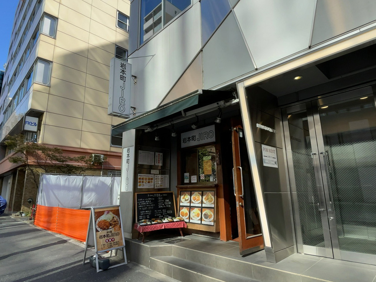 周辺には飲食店が点在