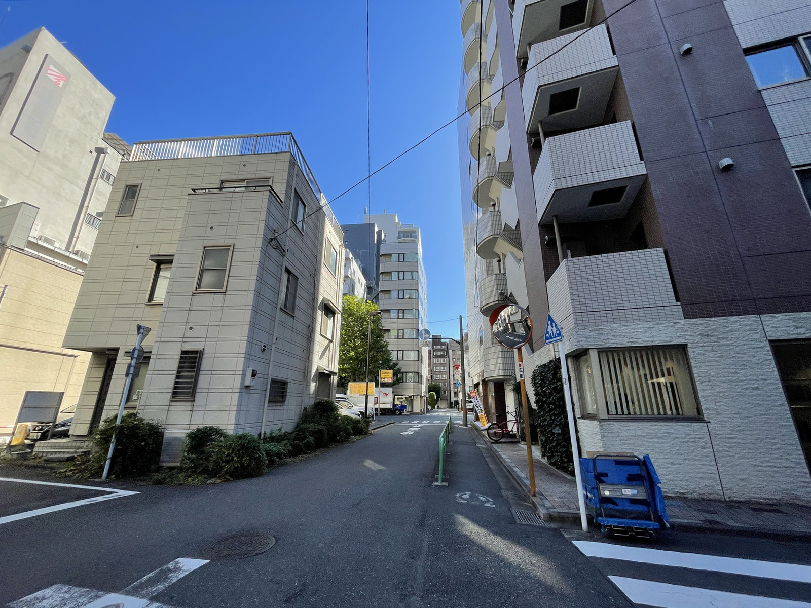 オフィスビル前面の通り