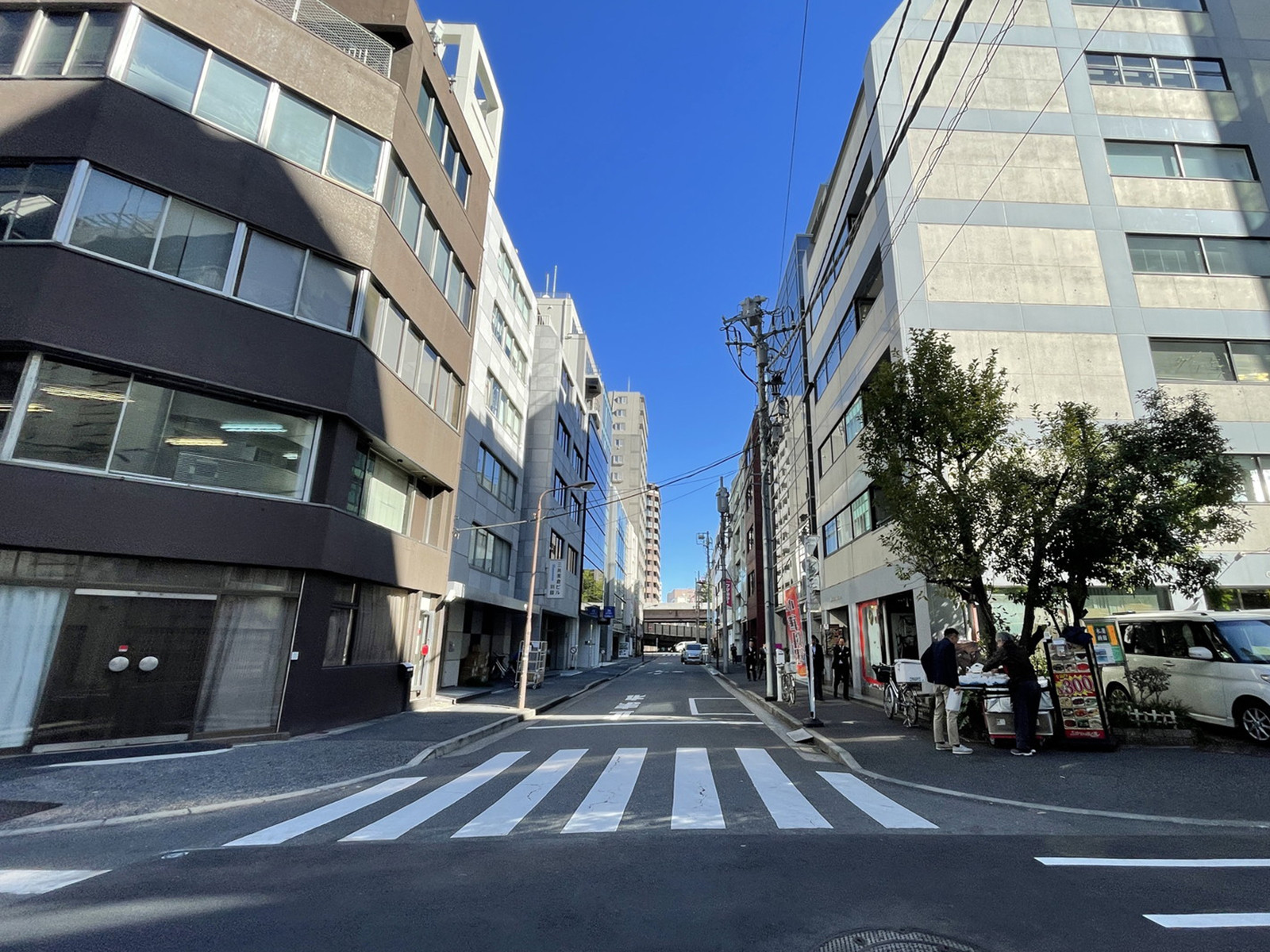 MH-KIYAビル前面の通り