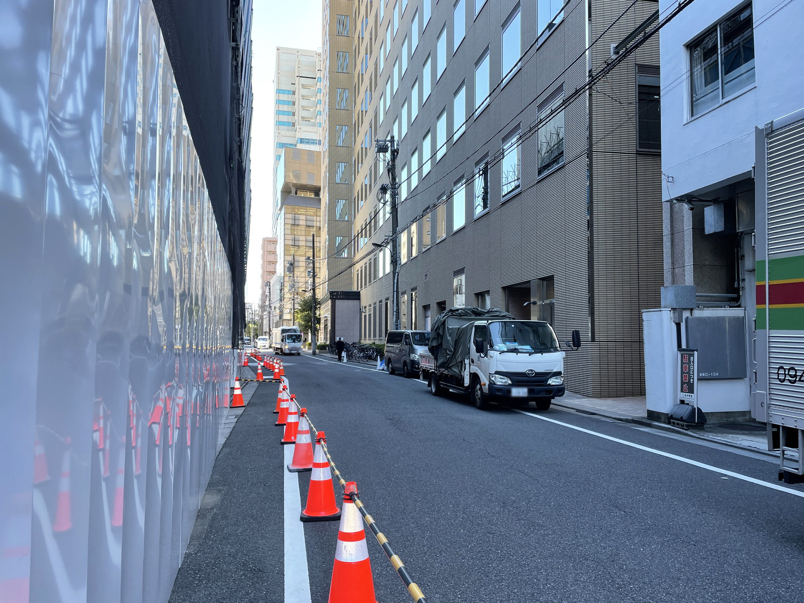 新川ビル前面の通り