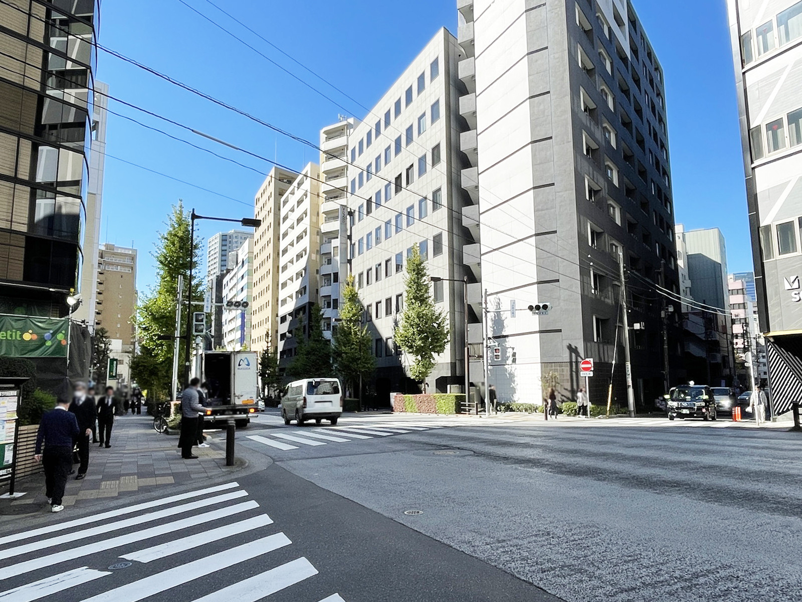 東熱新川ビル前面の鍛冶橋通り