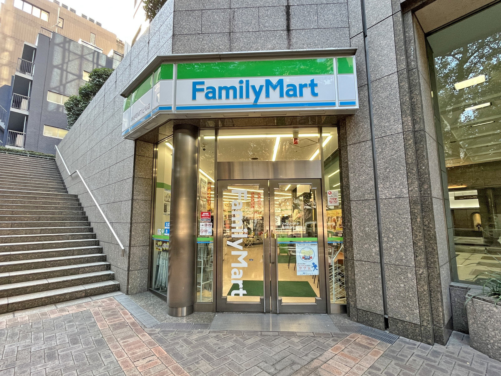 徒歩1分のファミリーマート神谷町MTビル店
