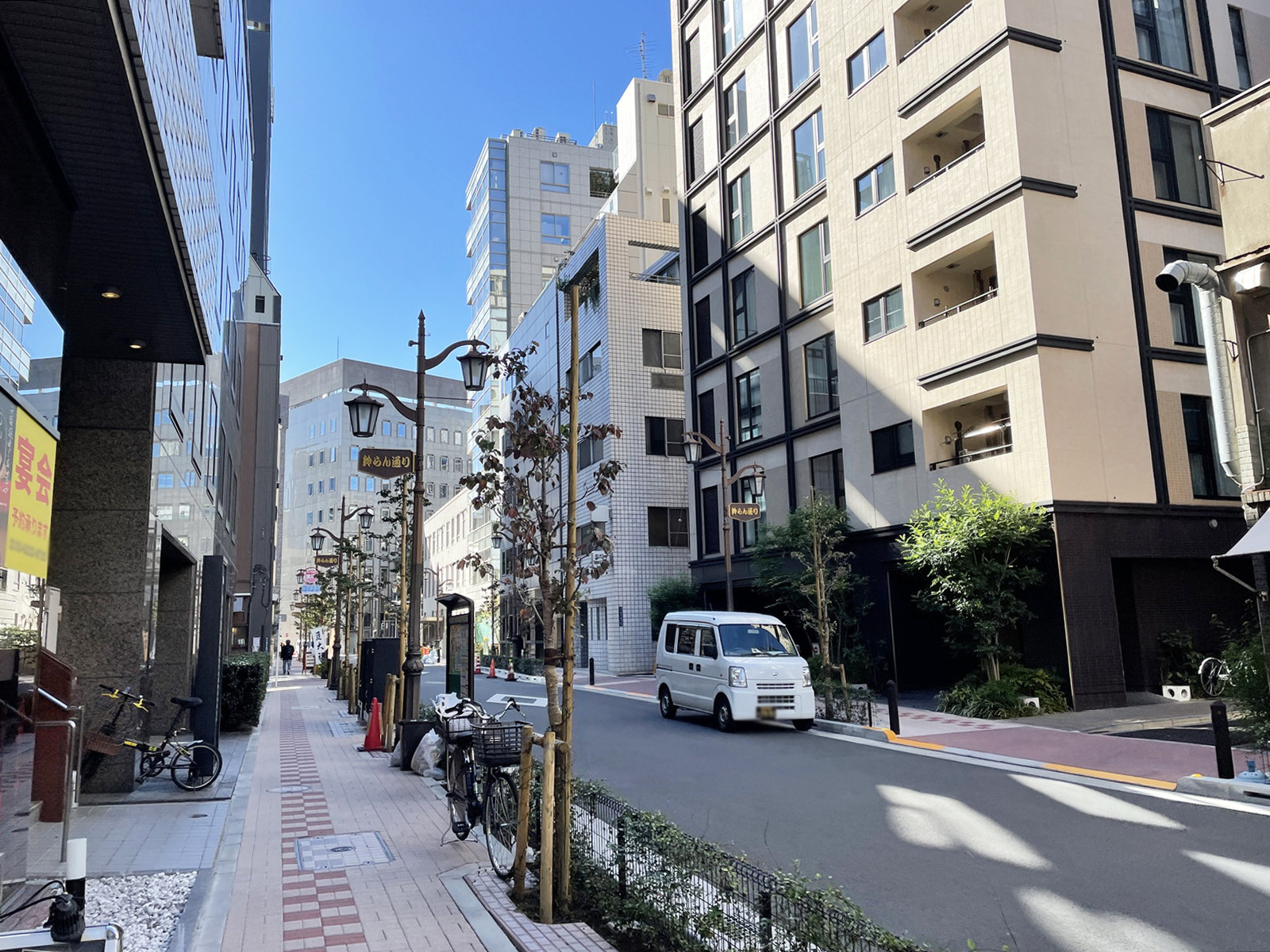 トーエイ八丁堀ビル前面の鈴らん通り