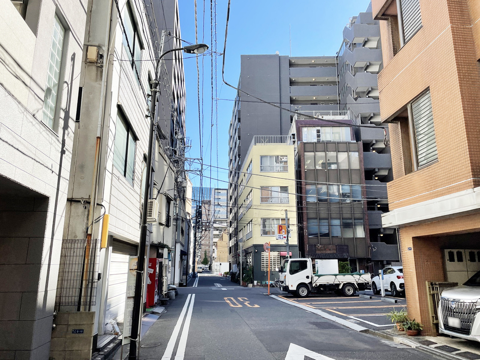 周辺はオフィス街