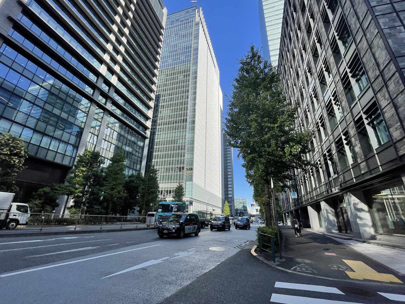 大手町パークビルディング前面の通り