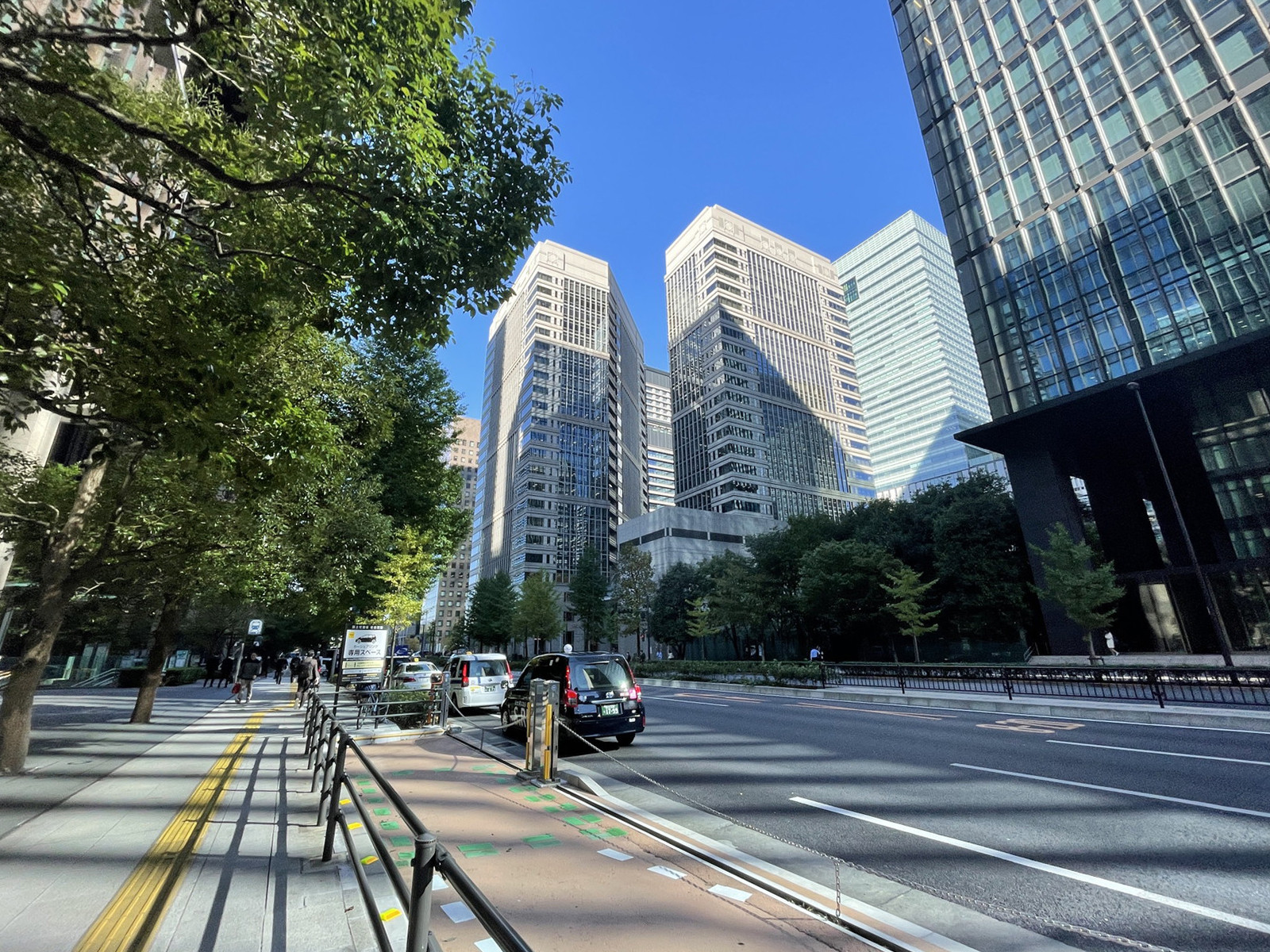 大手町ファーストスクエア EAST前面の通り
