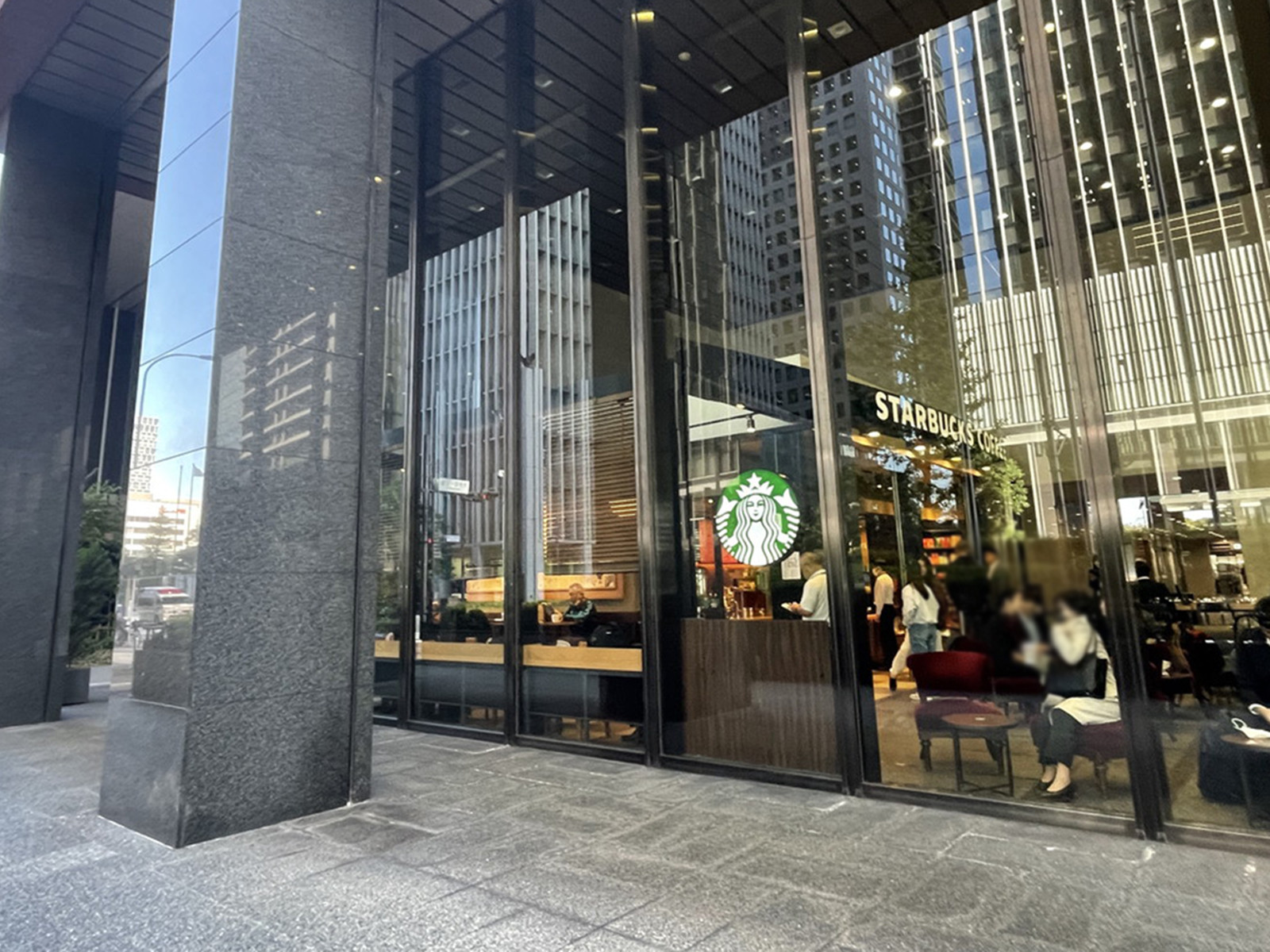 徒歩2分のスターバックスコーヒーKDDIビル店