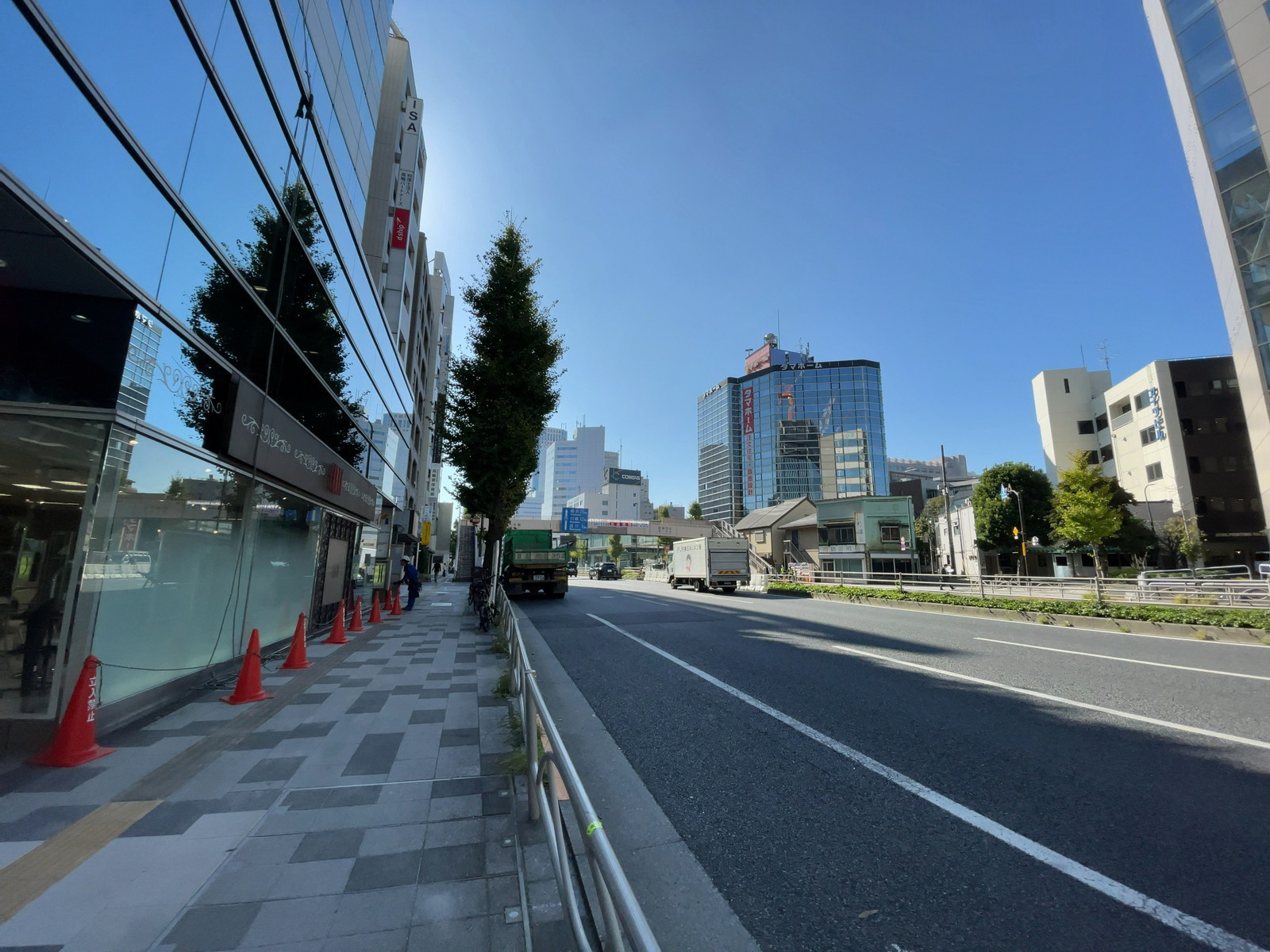 高輪エンパイヤビル前面の通り